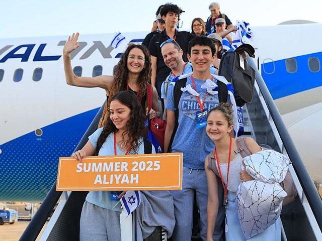 More than 220 Jewish immigrants to Israel from the U.S. and Canada land at Tel Aviv’s Ben Gurion Airport, August 20, 2025. (Photo: Yonit Schiller)
