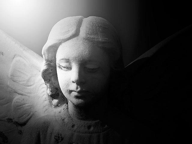 angel-praying-shadow