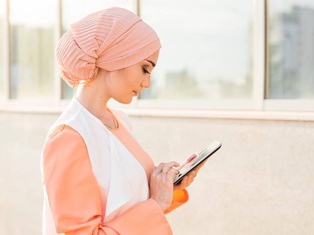arab-woman-tablet_si.jpg
