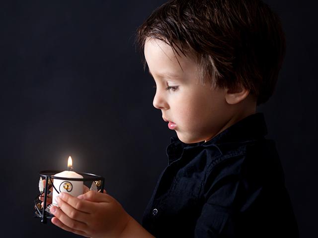 boy-candle-light_si.jpg