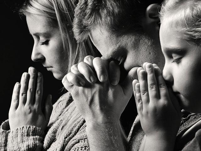 child-parents-pray_SI.jpg