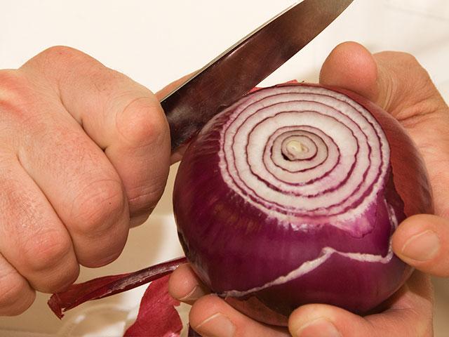 cook-peeling-onion_si.jpg
