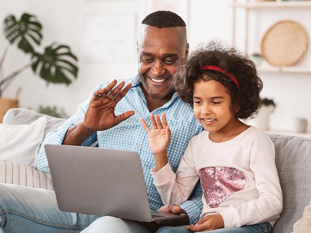 grandpa-granddaughter-laptop_si.jpg