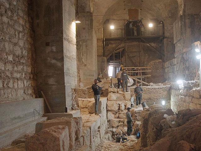 Uncovering of the Hasmonean wall segment in the Kishle (winter shelter). Photo Credit: Gabriel Volcovich. Uncovering of the Hasmonean wall segment in the Kishle (winter shelter). Photo Credit: Gabriel Volcovich.