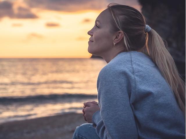 hopeful-woman-seashore