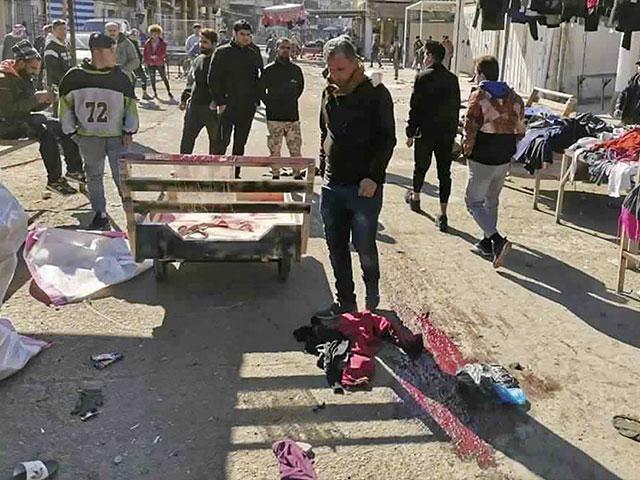 People and security forces gather at the site of a deadly bomb attack in Baghdad&#039;s bustling commercial area, Iraq, Thursday, Jan. 21, 2021. Twin suicide bombings hit Iraq&#039;s capital Thursday killing and wounding civilians, police and state TV said. (AP Pho
