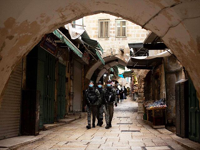 Israeli police patrol the Muslim Quarter of the Old City of Jerusalem, Friday, Jan. 15, 2021 during the country&#039;s third lockdown. (AP Photo/Maya Alleruzzo)