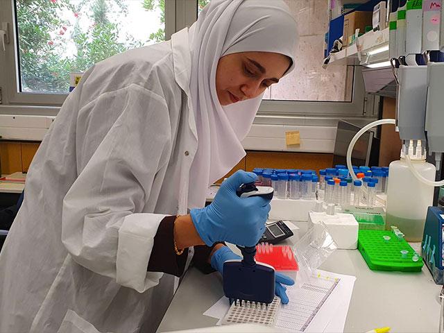  Dr. Shakira at the lab preparing samples for DNA sequencing. Photo credit: Hebrew University