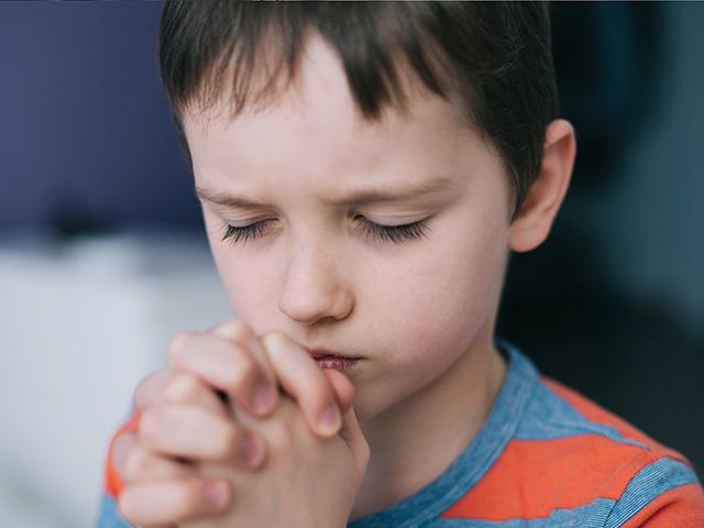 little-boy-praying