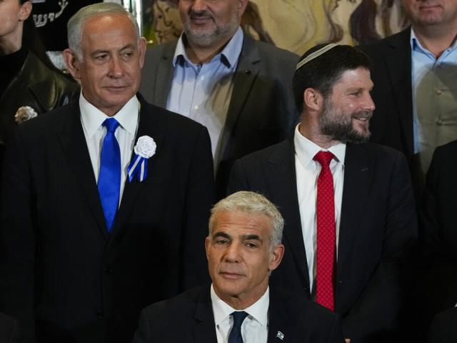  Likud Party leader Benjamin Netanyahu, left, far-right Israeli lawmaker Bezalel Smotrich and leaders of all Israel&#039;s political parties pose for a group photo after the swearing-in ceremony for Israeli lawmakers at the Knesset.(AP Photo/Tsafrir Abayov)   