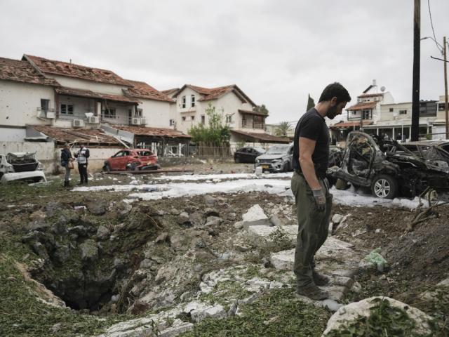 Israeli police bomb squad inspect the site after a missile fired from Lebanon hit the area in Petah Tikva, outskirts of Tel Aviv, Israel, Sunday Nov. 24, 2024. (AP Photo/Oded Balilty)