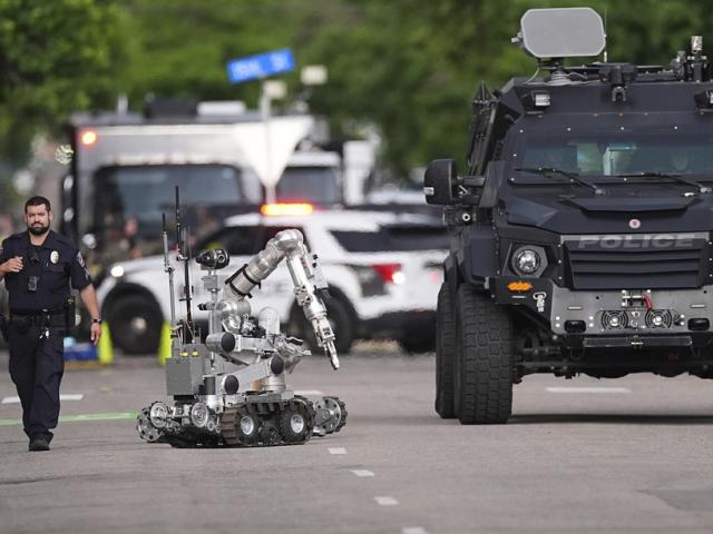 Law enforcement officials investigate after an attack on the Pearl Street Mall Sunday, June 1, 2025, in Boulder, Colo. (AP Photo/David Zalubowski)
