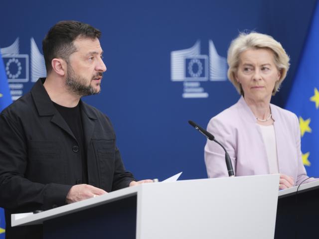 European Commission President Ursula von der Leyen, right, and Ukraine&#039;s President Volodymyr Zelenskyy participate in a media conference at EU headquarters in Brussels, Belgium, Sunday, Aug. 17, 2025. (AP Photo)