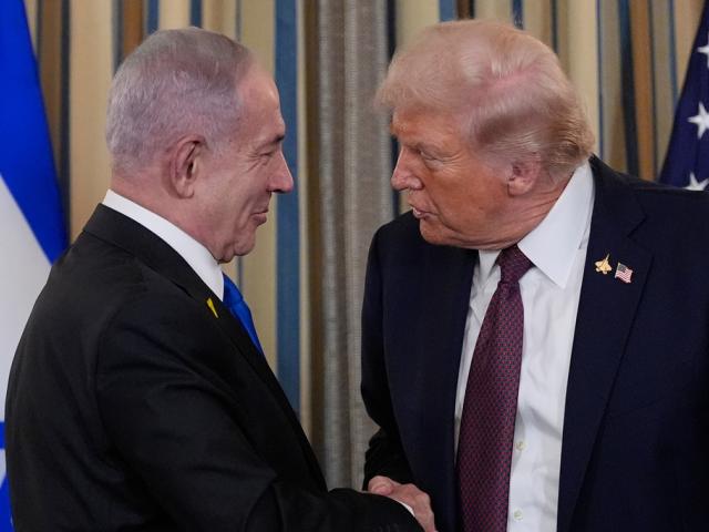 Israel&#039;s Prime Minister Benjamin Netanyahu shakes hands with President Donald Trump after a news conference in the State Dining Room of the White House, Monday, Sept. 29, 2025, in Washington. (AP Photo/Alex Brandon)
