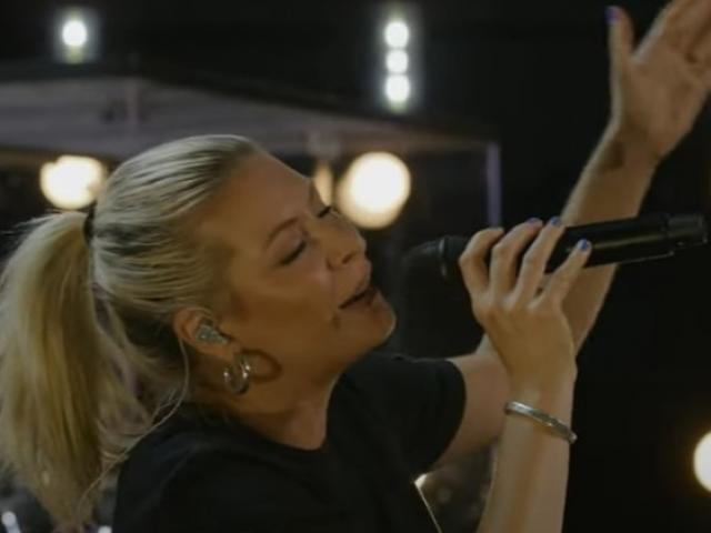 Jenn Johnson leading worship at Bethel Church (Photo courtesy: screenshot from Bethel Church)