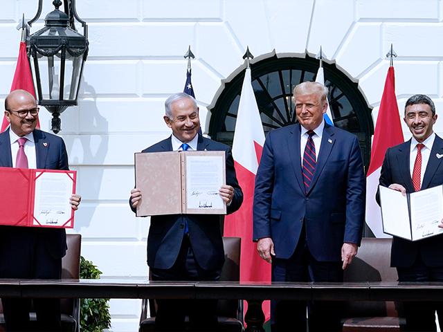 President Trump with, from left, Bahrain Foreign Minister Khalid bin Ahmed Al Khalifa, Israeli Prime Minister Benjamin Netanyahu, and UAE Foreign Minister Abdullah bin Zayed al-Nahyan, during the Abraham Accords signing (AP Photo/Alex Brandon)