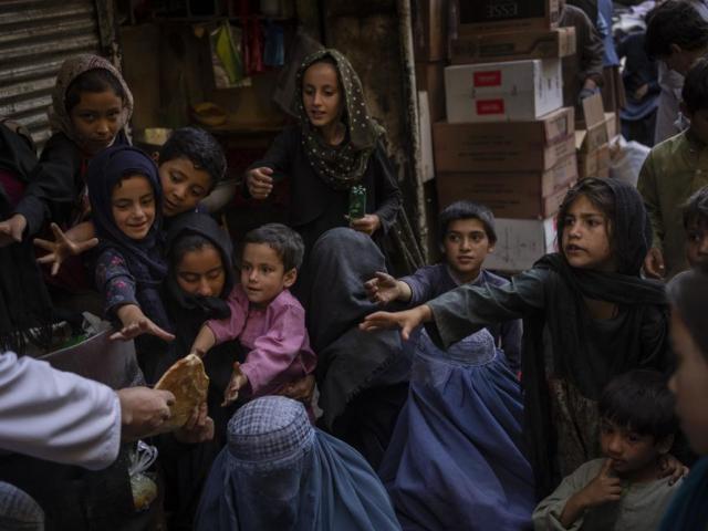Afghan women and children receive bread donations in Kabul&#039;s Old City, Afghanistan, Thursday, Sept. 16, 2021. (AP Photo/Bernat Armangue)