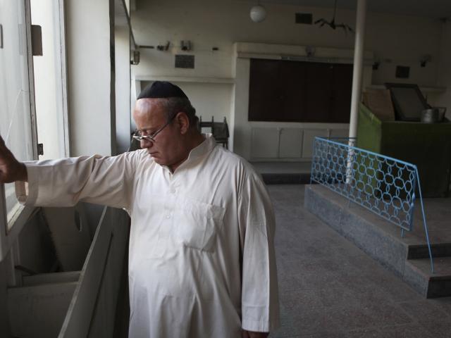 In this Aug. 29, 2009 file photo, Zebulon Simentov, the last known Jew living in Afghanistan, closes the window to the synagogue he cares for in his Kabul home. (AP Photo/David Goldman, File)