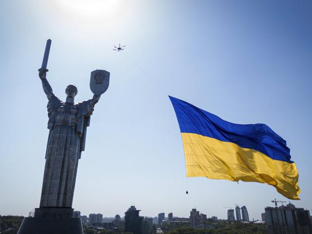 A drone carries a big national flag in front of Ukraine&#039;s the Motherland Monument in Kyiv, Ukraine, Wednesday, Aug. 24, 2022. (AP Photo)