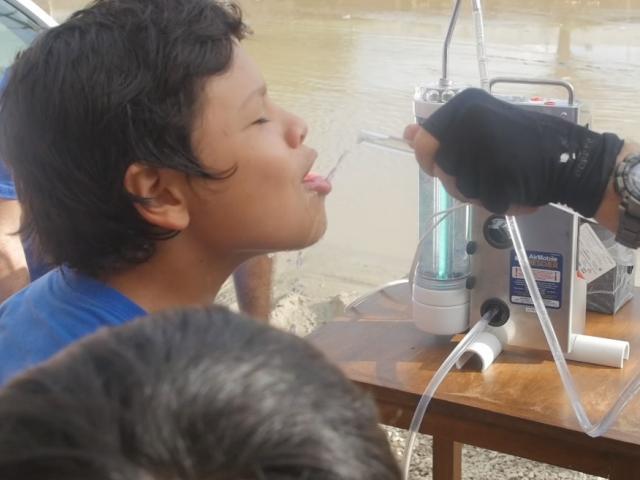 Personas reciben agua limpia gracias a la donación de purificadores.