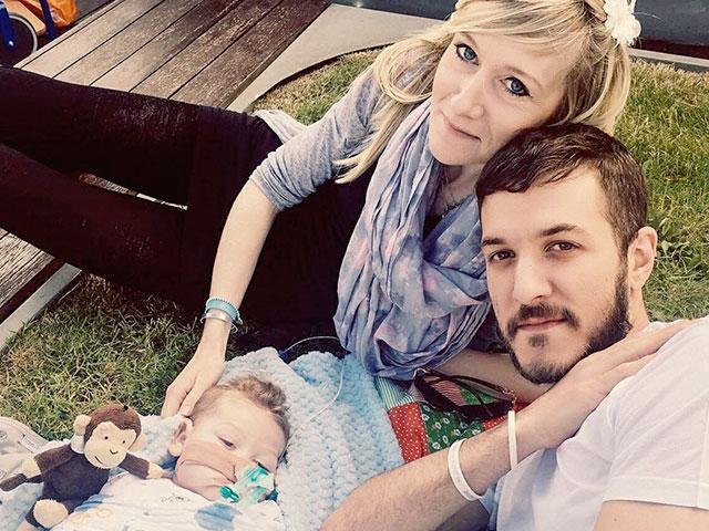 Charlie Gard y sus padres Yates y Chris Gard.