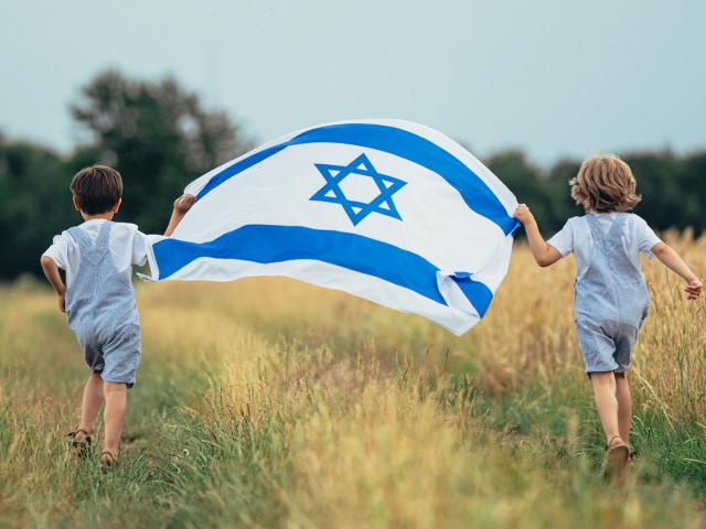 children running with an Israeli flag