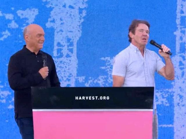 Dennis Quaid with Pastor Greg Laurie at Harvest Crusade