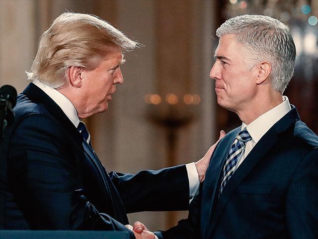 Presidente Donald Trump junto a Neil Gorsuch.