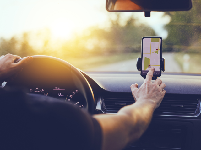 driving with cellphone on windshield with gps