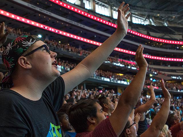 Worshipping at Greg Laurie&#039;s Harvest America, Photo, CBN News