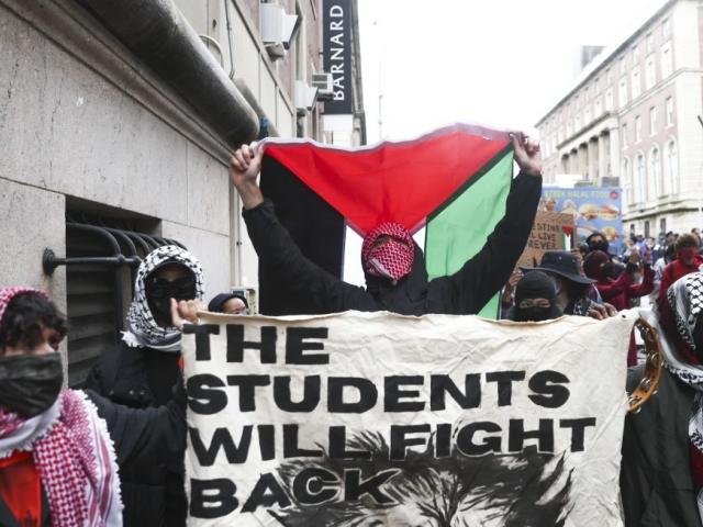 Un grupo de manifestantes marcha en apoyo a los palestinos desde la Universidad de Columbia el miércoles 21 de mayo de 2025, en Nueva York. (AP Foto/Heather Khalifa)