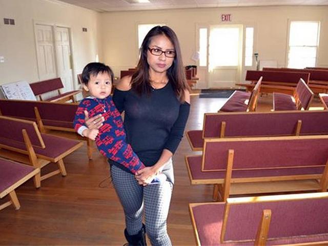 Inmigrante reciba ayuda en una iglesia. 