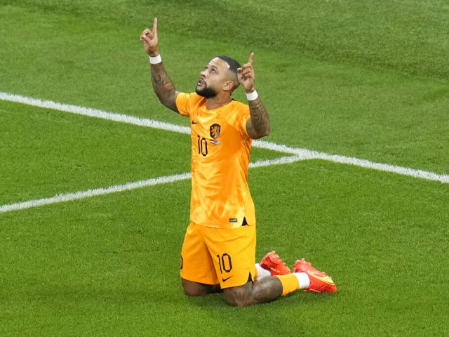 Memphis Depay of the Netherlands celebrates after scoring his side&#039;s first goal during the World Cup round of 16 soccer match in Qatar, Dec. 3, 2022. (AP Photo/Ricardo Mazalan) 