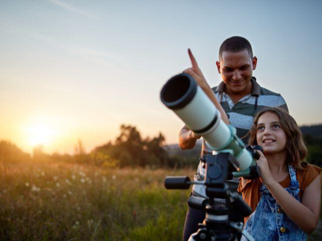 father and diaghter with telescope 