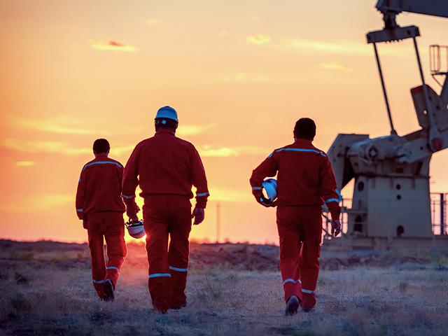 oil pipeline workers (Adobe stock)