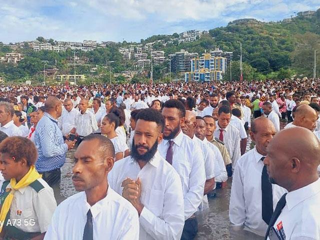 Mass baptisms in Papua New Guinea (Photo credit: Morata 1 Seventh-Day Adventist Church)