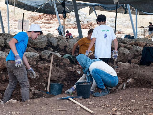 Students Participate in Rosh HaAyin Dig, Photo, IAA, Gili Stern