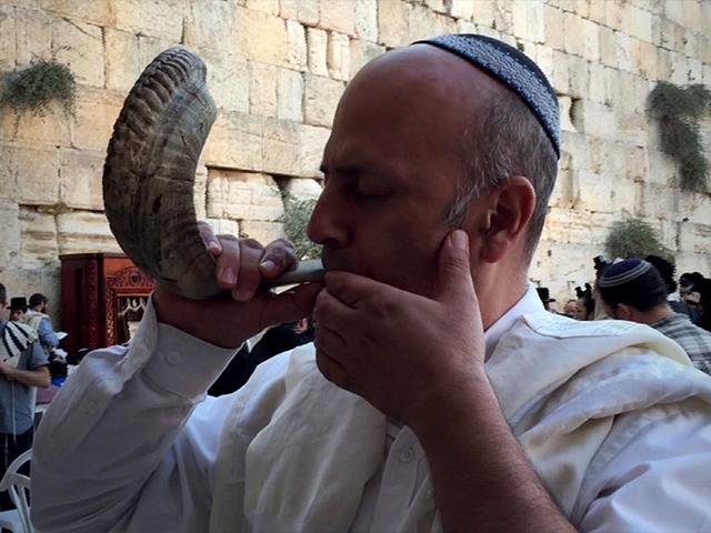 Blowing the shofar in Jerusalem