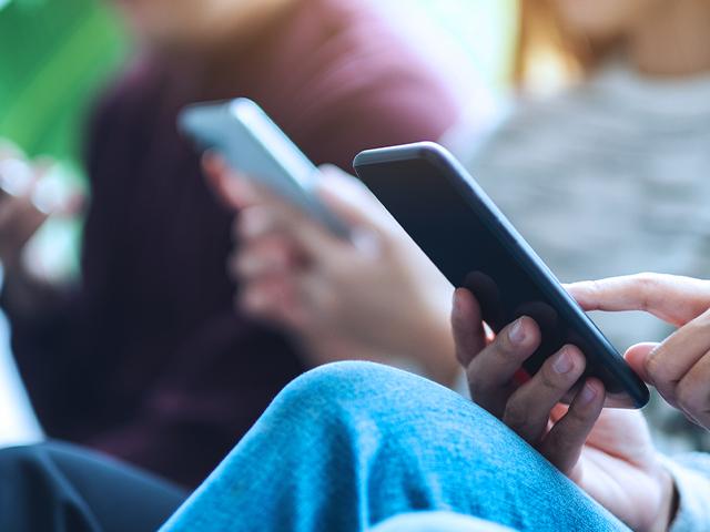 teens on cellphones (Adobe stock)