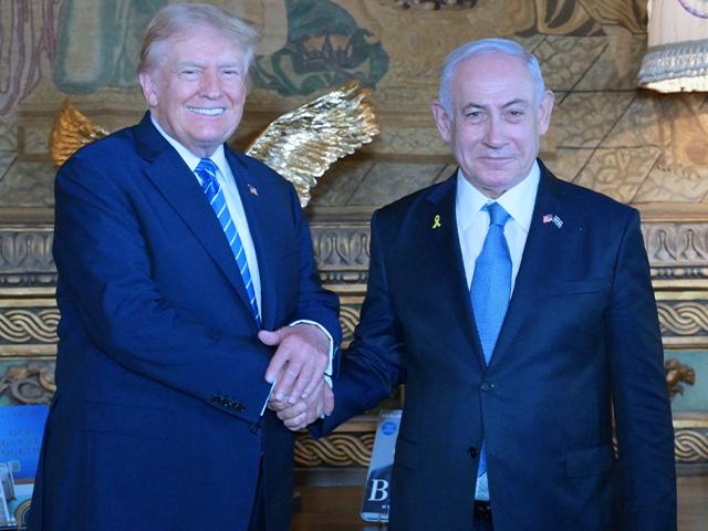 Prime Minister Benjamin Netanyahu meets with former US President Donald Trump in Mar-a-Lago, Florida. (Photo: Amos Ben-Gershom - GPO)