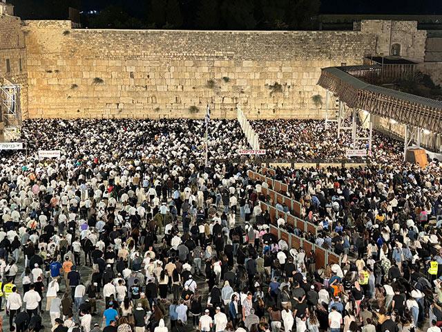 A record number of worshippers attended the Selichot services at the Western Wall during the month of repentance leading up to Yom Kippur. Photo Credit: The Western Wall Heritage Foundation.