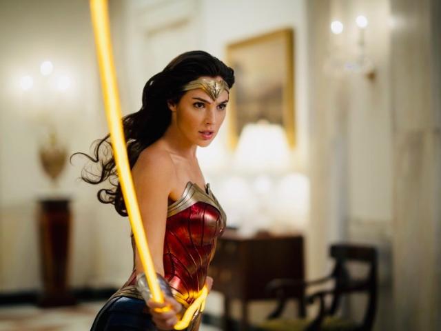 Wonder Woman 1984 wielding gold lasso in White House