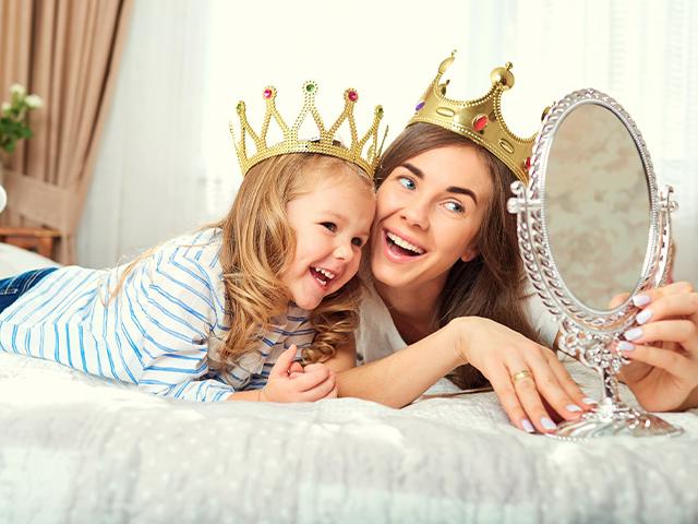 mirror-mother-daughter-crowns_si.jpg
