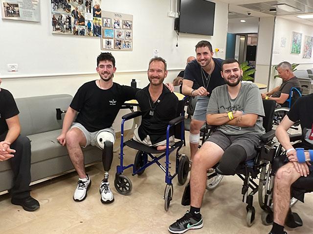 International speaker Nick Vujicic met with IDF soldiers who have lost limbs fighting in the Israel-Hamas War. Photo Credit: CBN News.