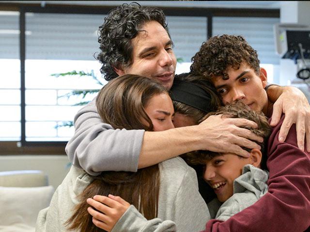 Emotional moments of Ofer Kalderon reuniting with his children and his brother Nisan Kalderon at Sheba Hospital. Photo Credit: Maayan Toaf, GPO.