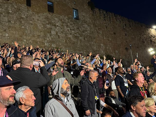 1,000 pastors praying and worshipping on the Southern Steps in Jerusalem, Dec. 4, 2025. Photo Credit: CBN News.