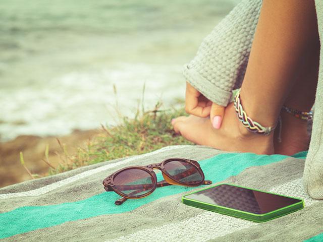 sunglasses-beach-setting_SI.jpg
