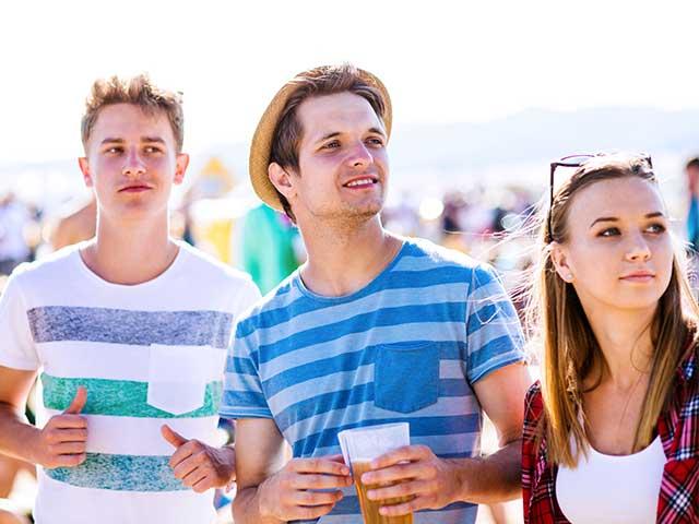 teens-beer-beach_si.jpg