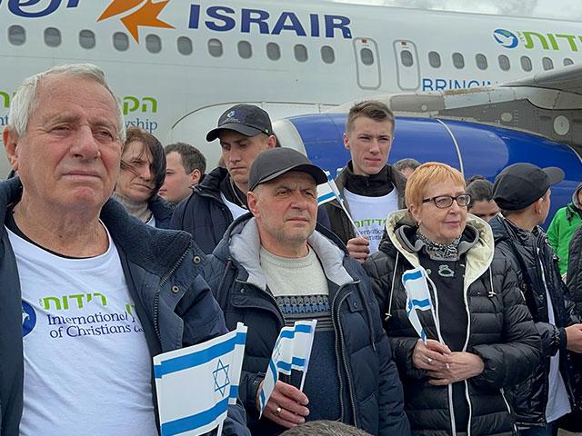 Ukrainian and Russian refugees immigrate to Israel. Photo Credit: CBN News.