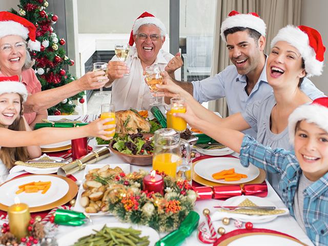 wine-toasting-family_si.jpg